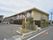 閑静な住宅街の中に施設がある。施設は2階建て。出入り口にはミラーが取り付けられている。広い駐車場も完備している。
