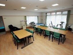 明るく広い部屋の中央には、テーブルセットをゆったり配置している。隅にはさまざまなトレーニング機器を置いている。