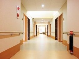 明るくゆったりとした通路の脇には居室が並んでいる。両側には手すりを設置し、火災報知機や消火設備も備えている。