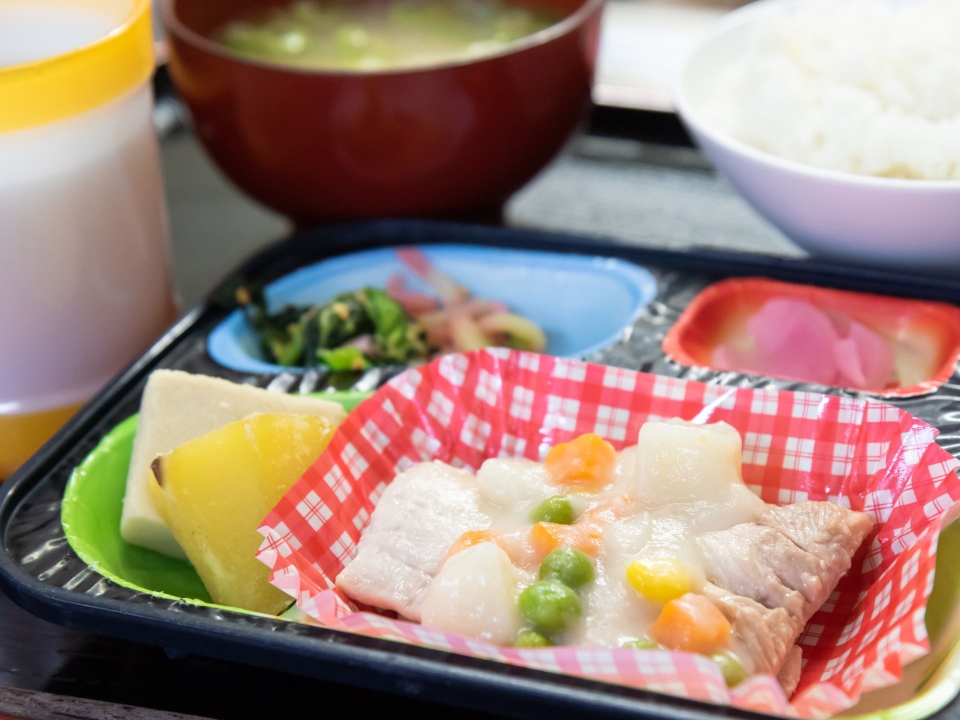 ホームでは、お茶碗に盛り付けたお米とお味噌汁、おかずをワンプレートにまとめたお食事が提供されている。