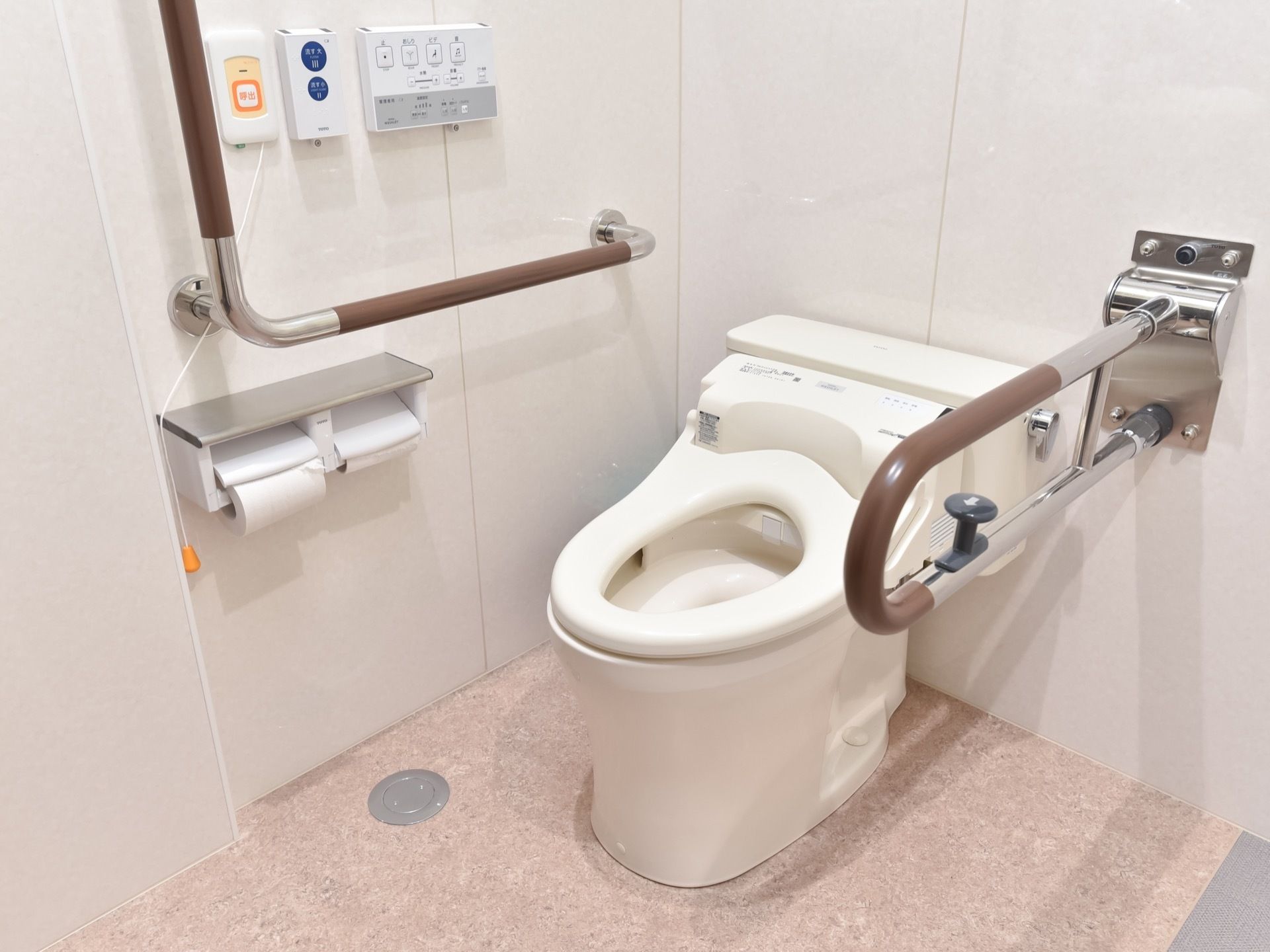 トイレには、温水洗浄便座器が完備されている。レバー式手すりや呼び出しブザーが設置され、快適で安全に用をたすことができる。