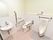 広くスペースを確保したトイレである。温水洗浄便座器や洗面台、男性用小便器が完備されている。手すりが必要箇所に設置されている。