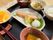 色鮮やかな食材を使用し、目にも美味しそうで食欲のわく、ある日の食事メニューである。器も考慮されている。