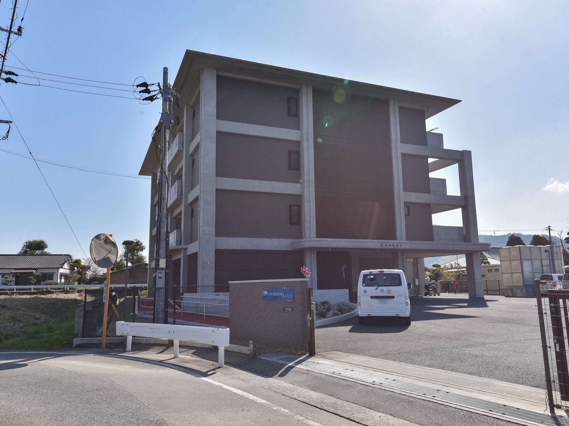 鉄骨造4階建て、サービス付き高齢者向け住宅である。ご利用いただきやすい料金設定で、多様な居室タイプをそろえている。