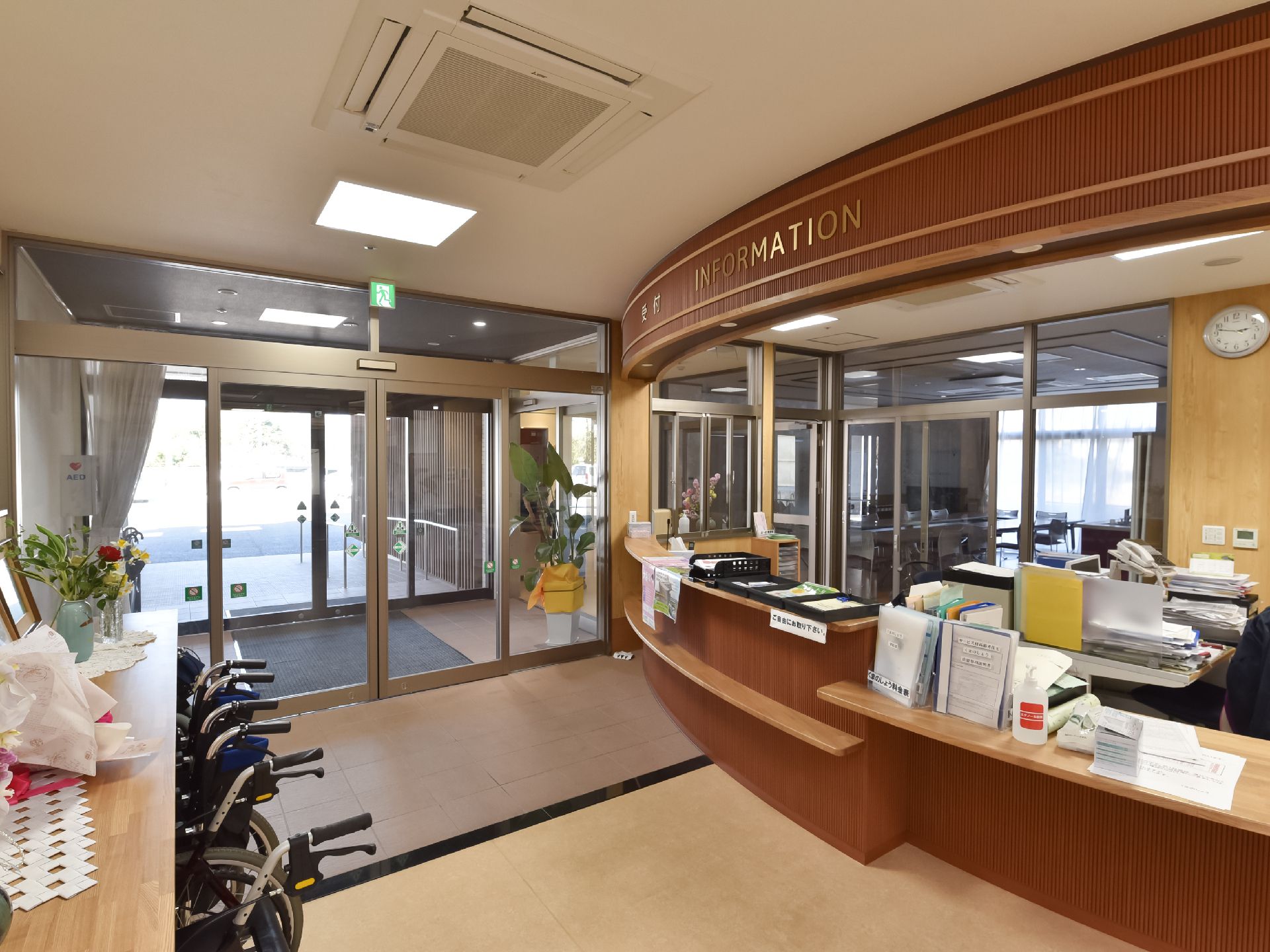 アーチ状のオープンカウンターがあるエントランスホール