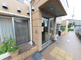 円形設計の明るい施設正面
