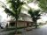 建物の外には緑が多く植えられており、人々の目を和ませている。また、散歩するにも最適な場所で、ゆっくりと歩くことができる。