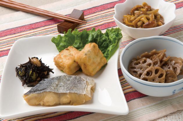 焼き物、揚げ物、煮物を取りそろえた和食