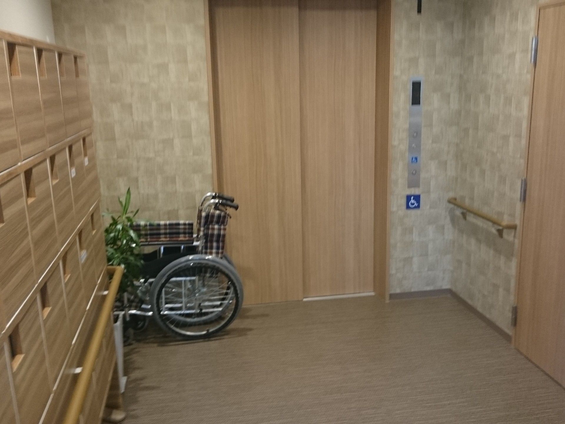 バリアフリー設計の廊下