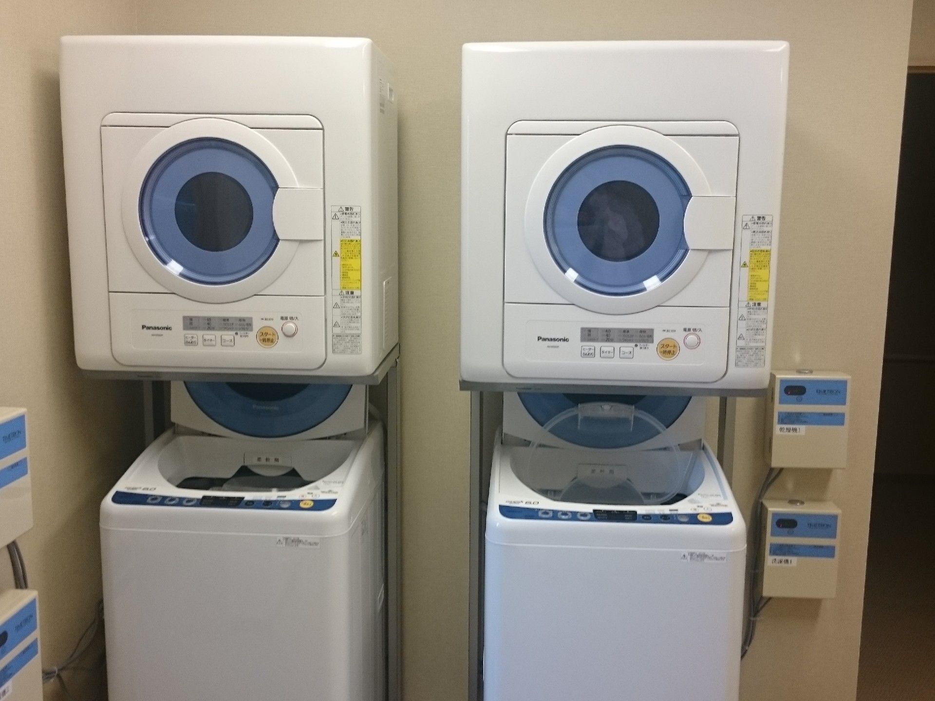最新の洗濯機が設置された洗面台