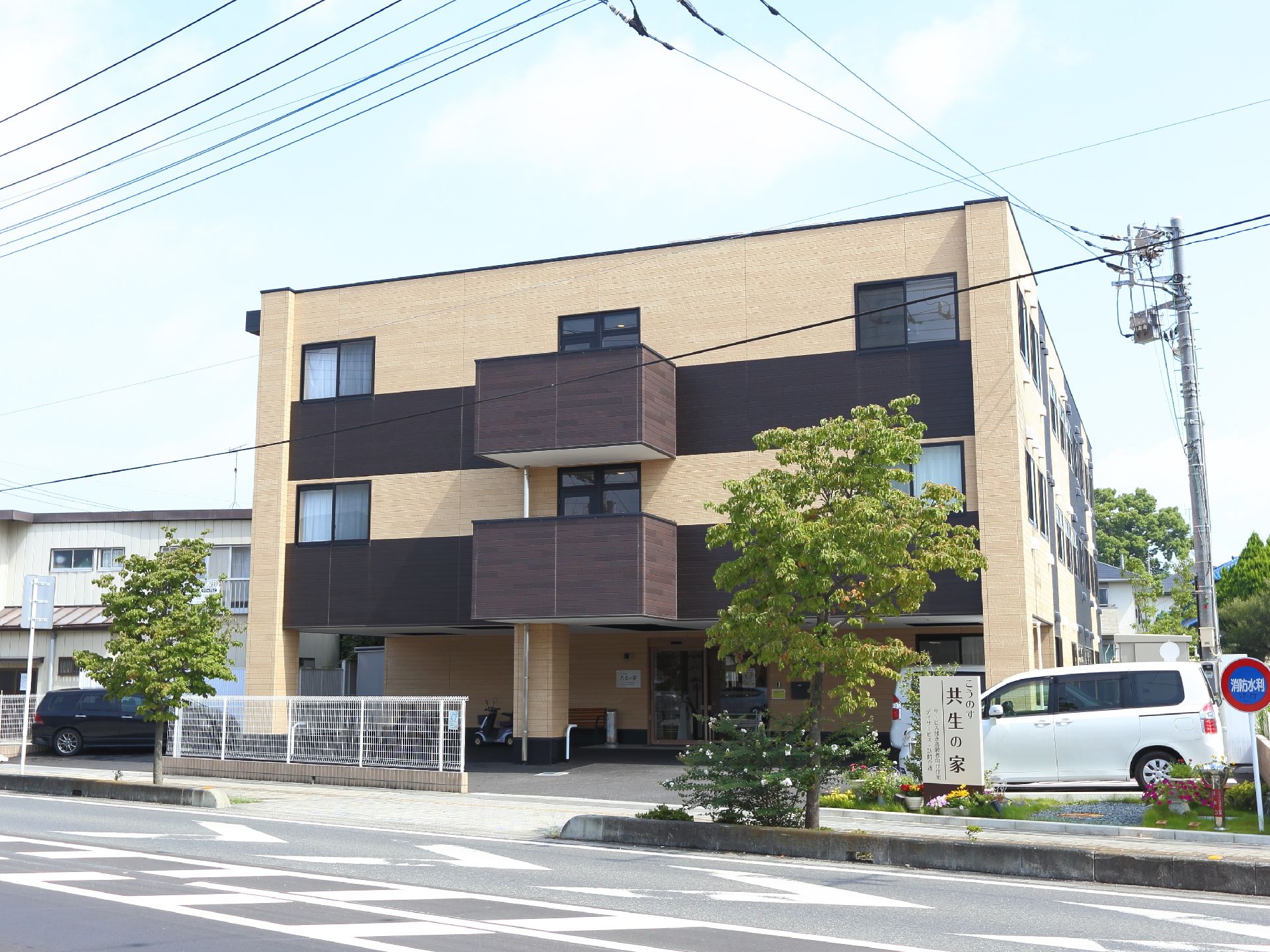 施設の建物をやや斜めのアングルから撮影した画像で、奥行きが分かる。住宅街の中に建てられているのが見て取れる。