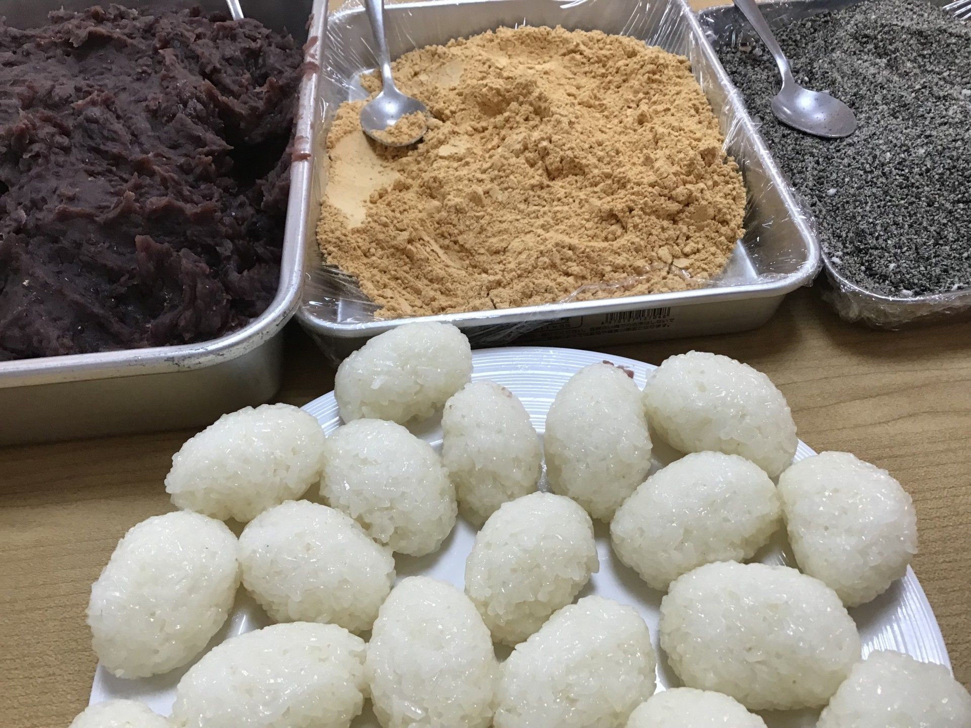おにぎりとおかずの食事風景