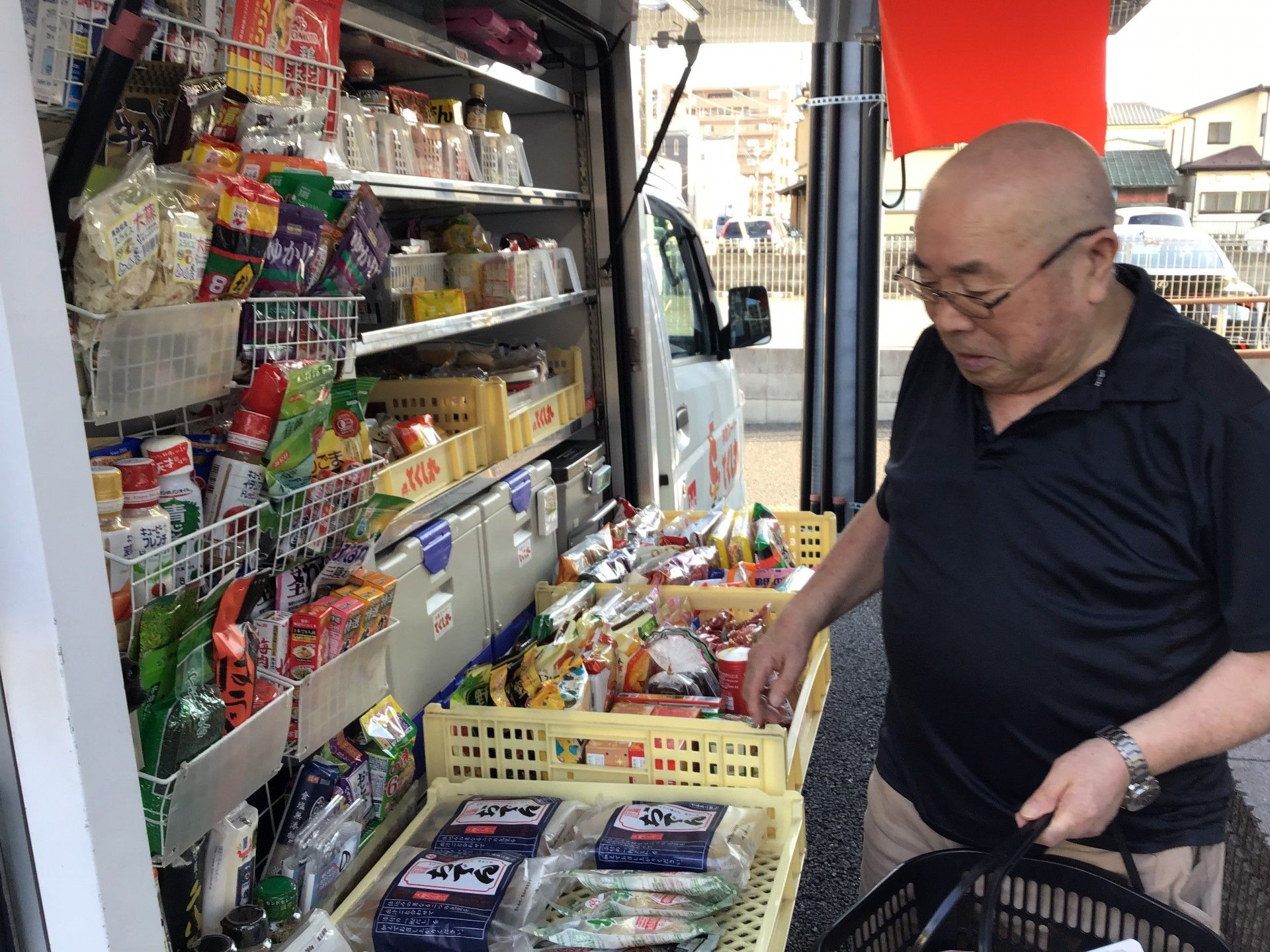 移動販売車の買い物風景