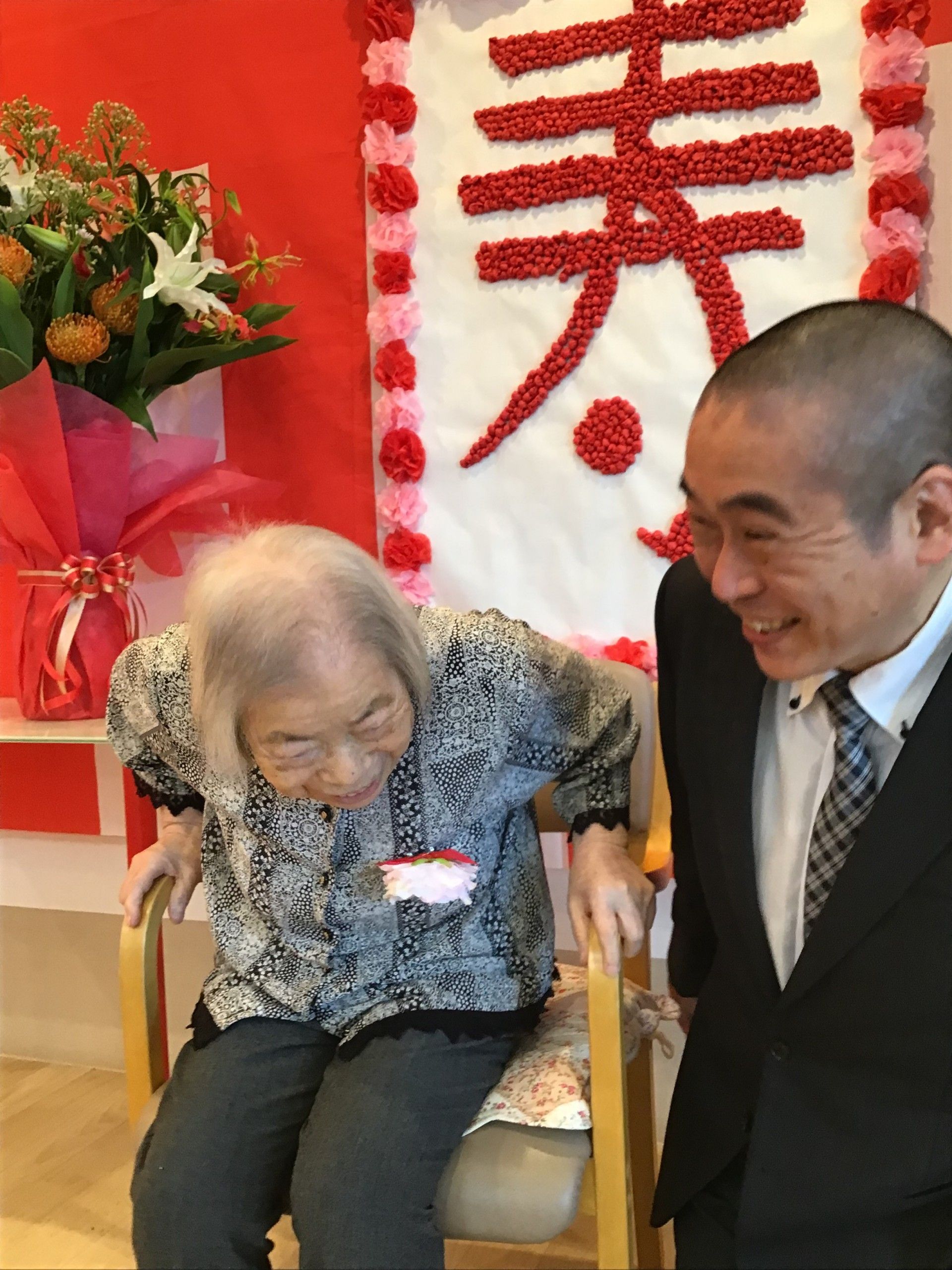 祝いの席で笑顔の人々