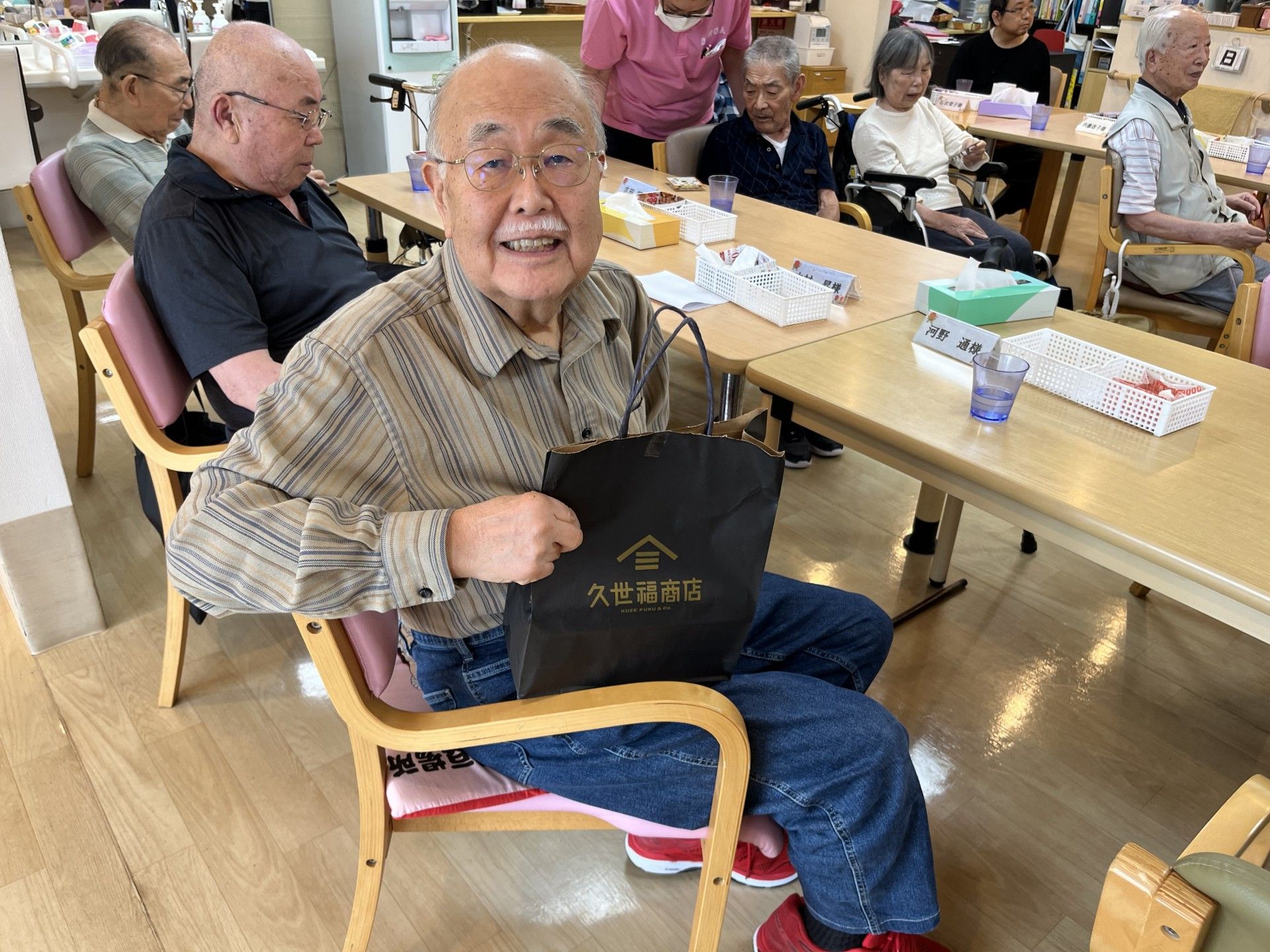笑顔のおじいさんと仲間たち