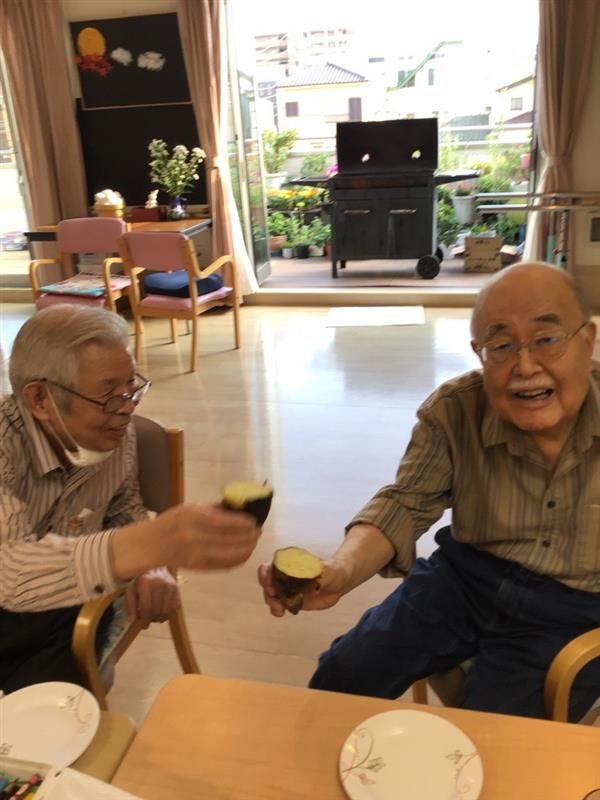笑顔で交流する高齢者二人