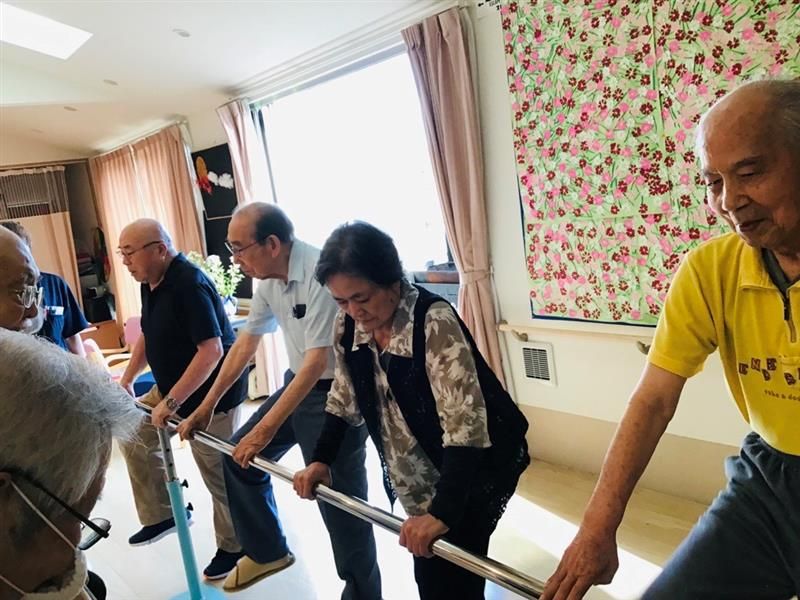 運動する高齢者の様子