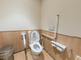 バリアフリーの明るいトイレ空間