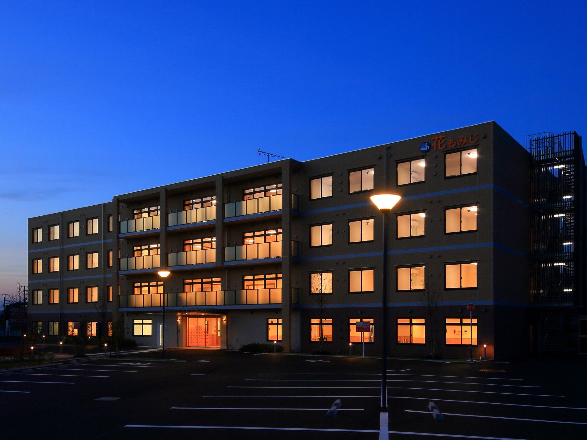 マンションのような建物で入居者様にご好評である。夜には暖色系のライトで落ち着いた雰囲気でお過ごしいただける。