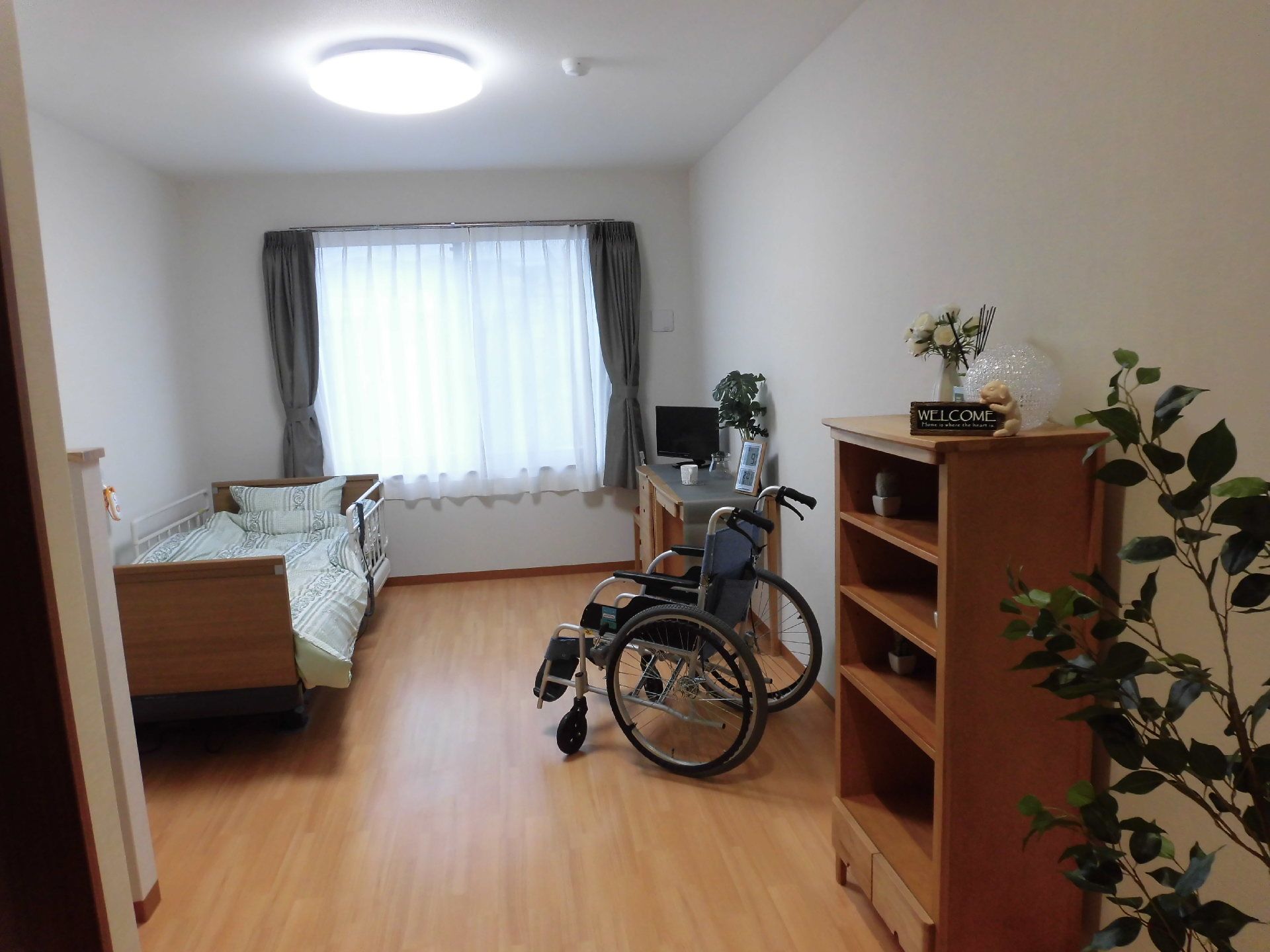 明るい雰囲気の居室内は広々しており、快適にお過ごしいただける。ナースコールがあるので、万が一の際も安心である。