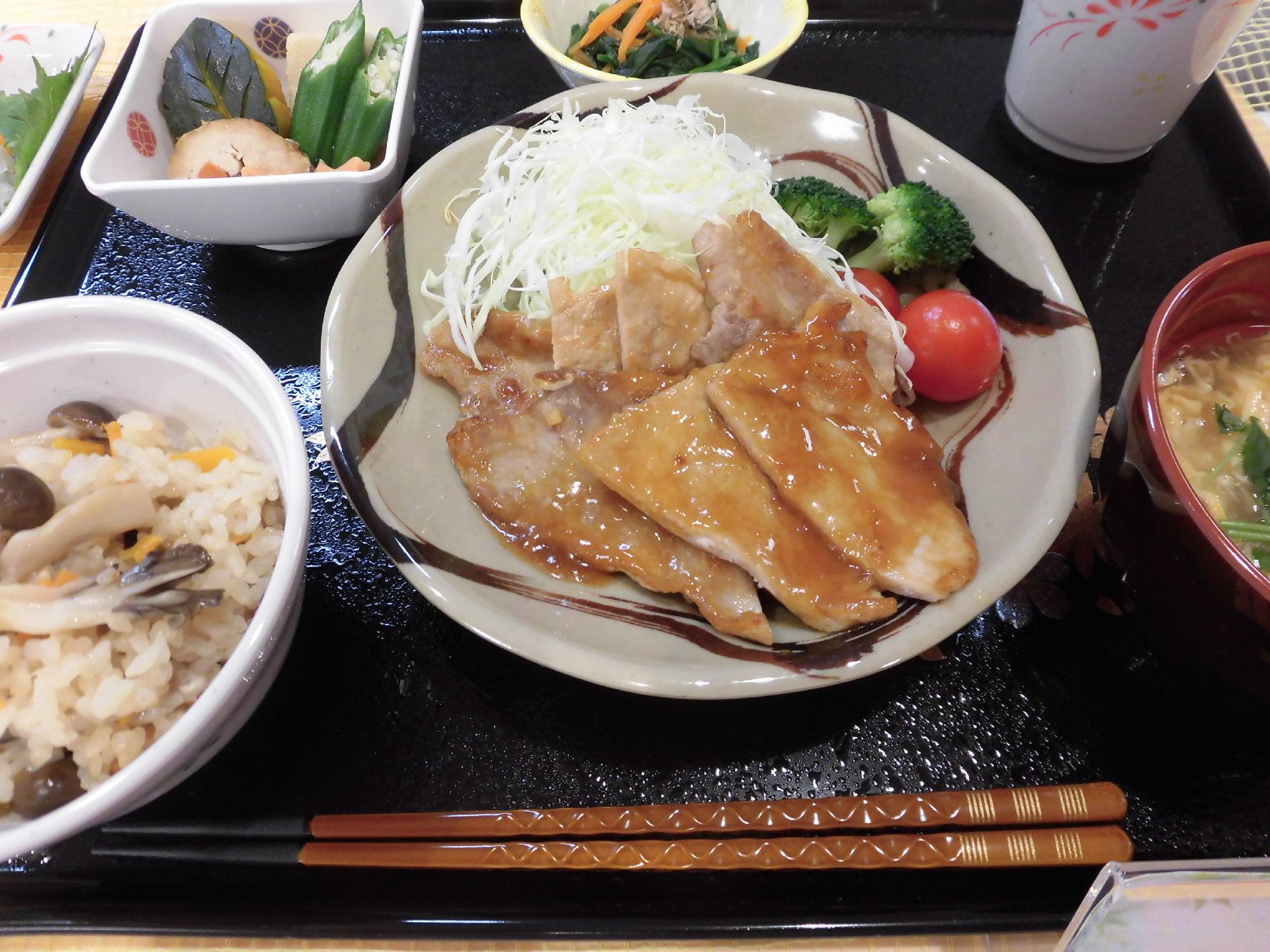 施設で提供しているお食事は施設内で調理しており、できたてのお食事をお召し上がりいただける。介護食にも対応している。