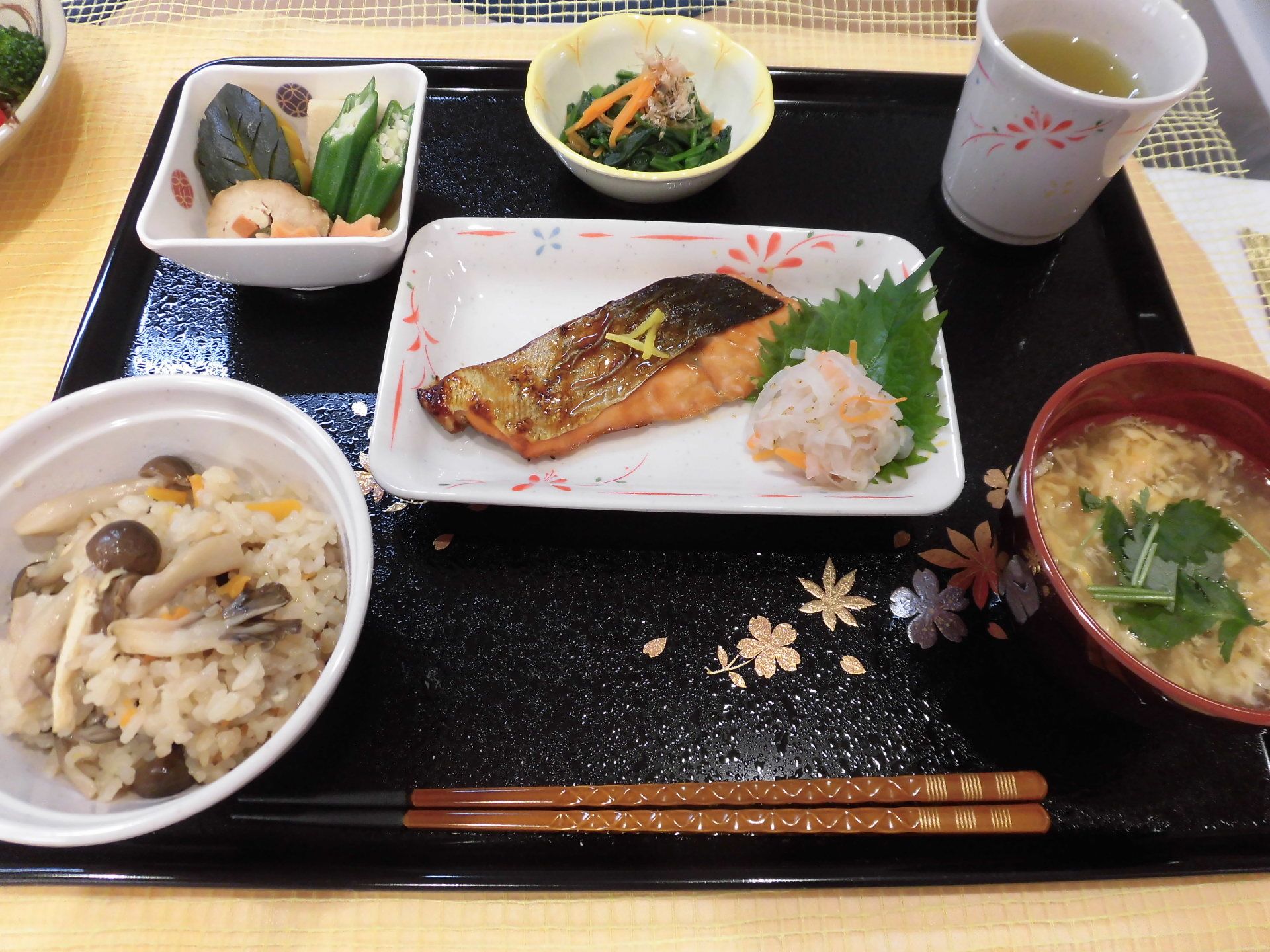施設で提供している夕食は、肉か魚からお選びいただける。その日の体調や気分に合わせてお食事をお楽しみいただける。