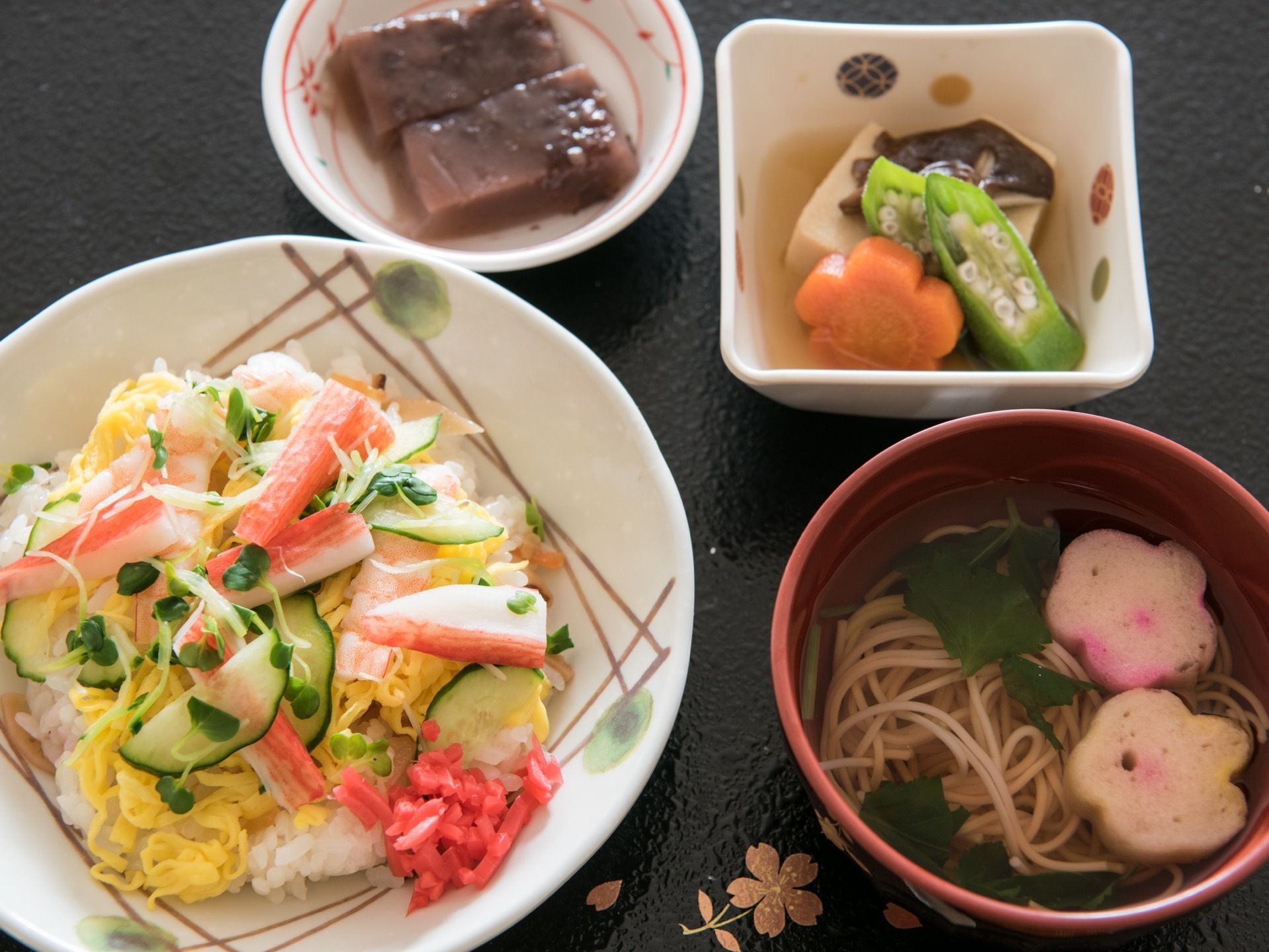 1人分の食事をトレーに乗せて提供している。この日のメインはちらし寿司で、野菜の炊き合わせや澄まし汁を添えている。