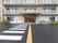施設の玄関周りはガラス張りで、内部の様子が見えるようにしている。上部には大きなグレーの屋根を設置している。