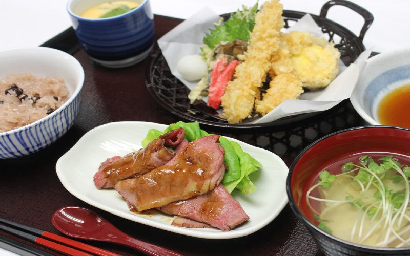 天ぷらの盛り合わせとローストビーフ、茶碗蒸しや赤飯と味噌汁