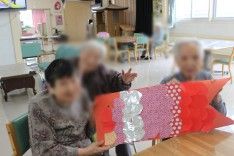 手作り作品を持つ人々