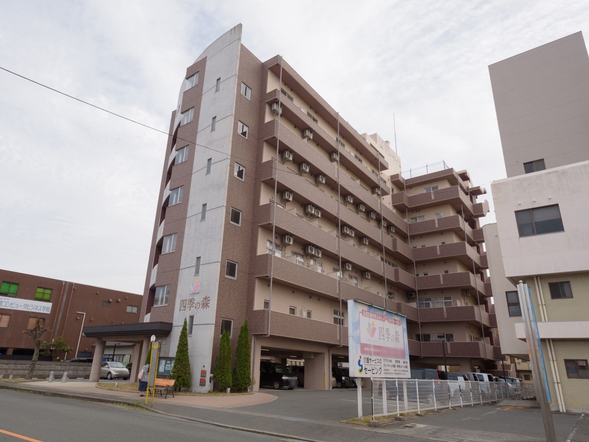 集合住宅のような外観で、落ち着いた色合いの７階建ての建物である。１階部分が駐車場になっているので、車での訪問が可能。