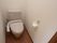 トイレには高齢者でも使いやすい温水洗浄便座が付いた洋式トイレが設置されている。隣の壁にはナースコールが取り付けられている。