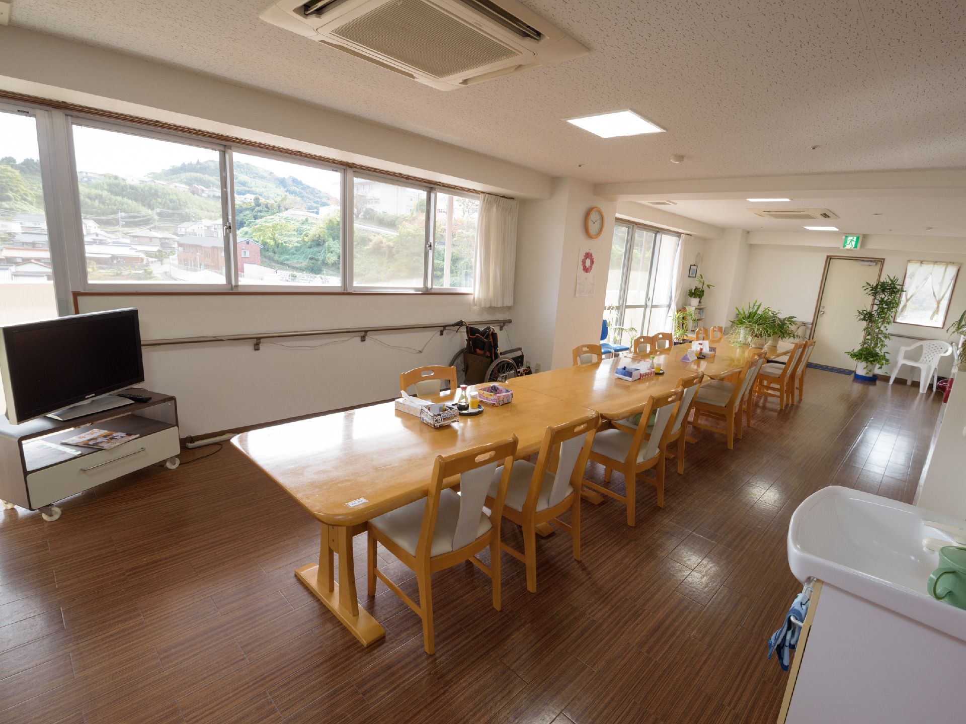 腰高窓や掃き出し窓からの採光でとても明るくなっている食堂