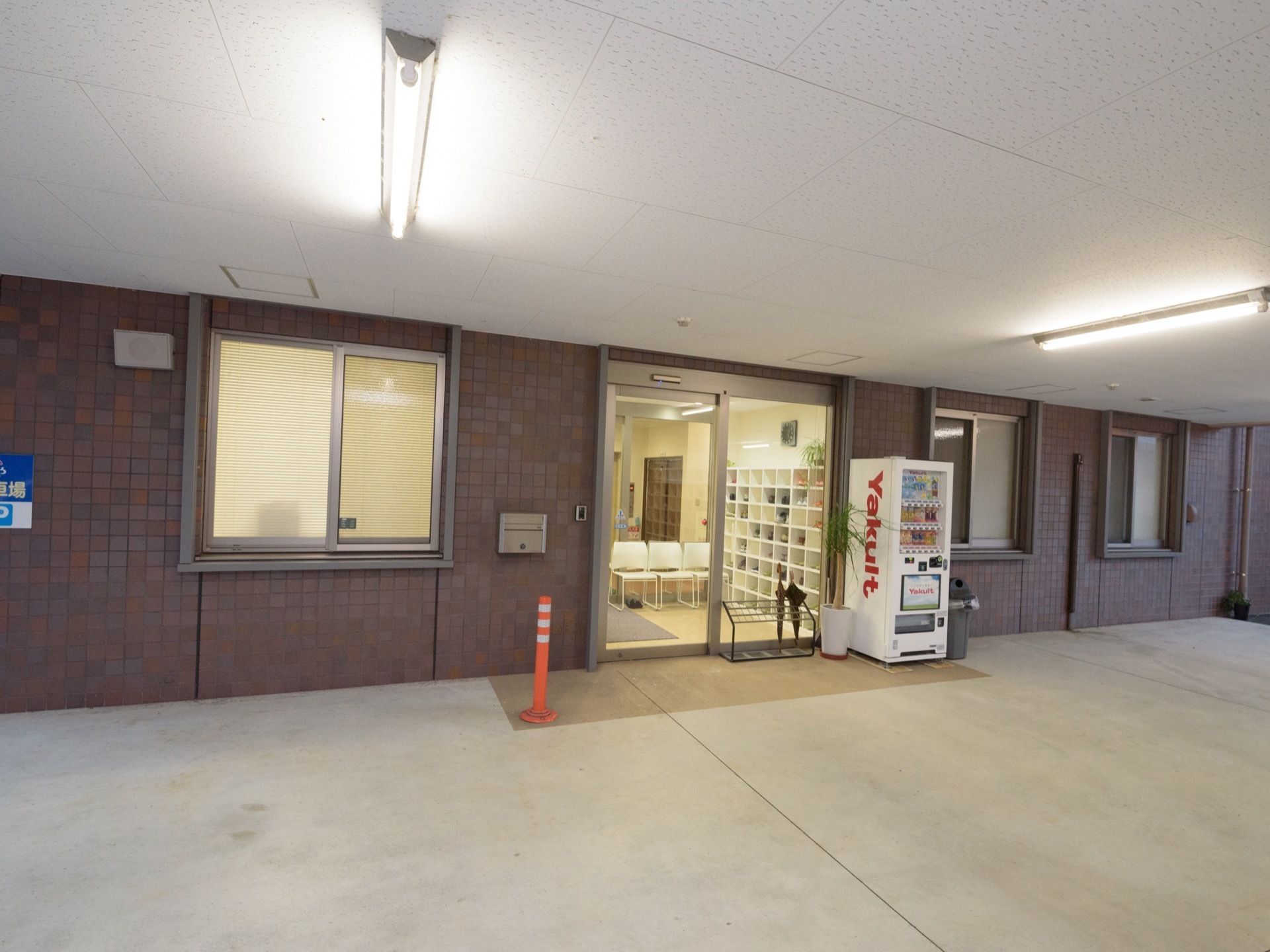 施設の入口は広いスペースが取られており、段差のない造りになっている。照明が付いた広い屋根があり、駐車場になっている。