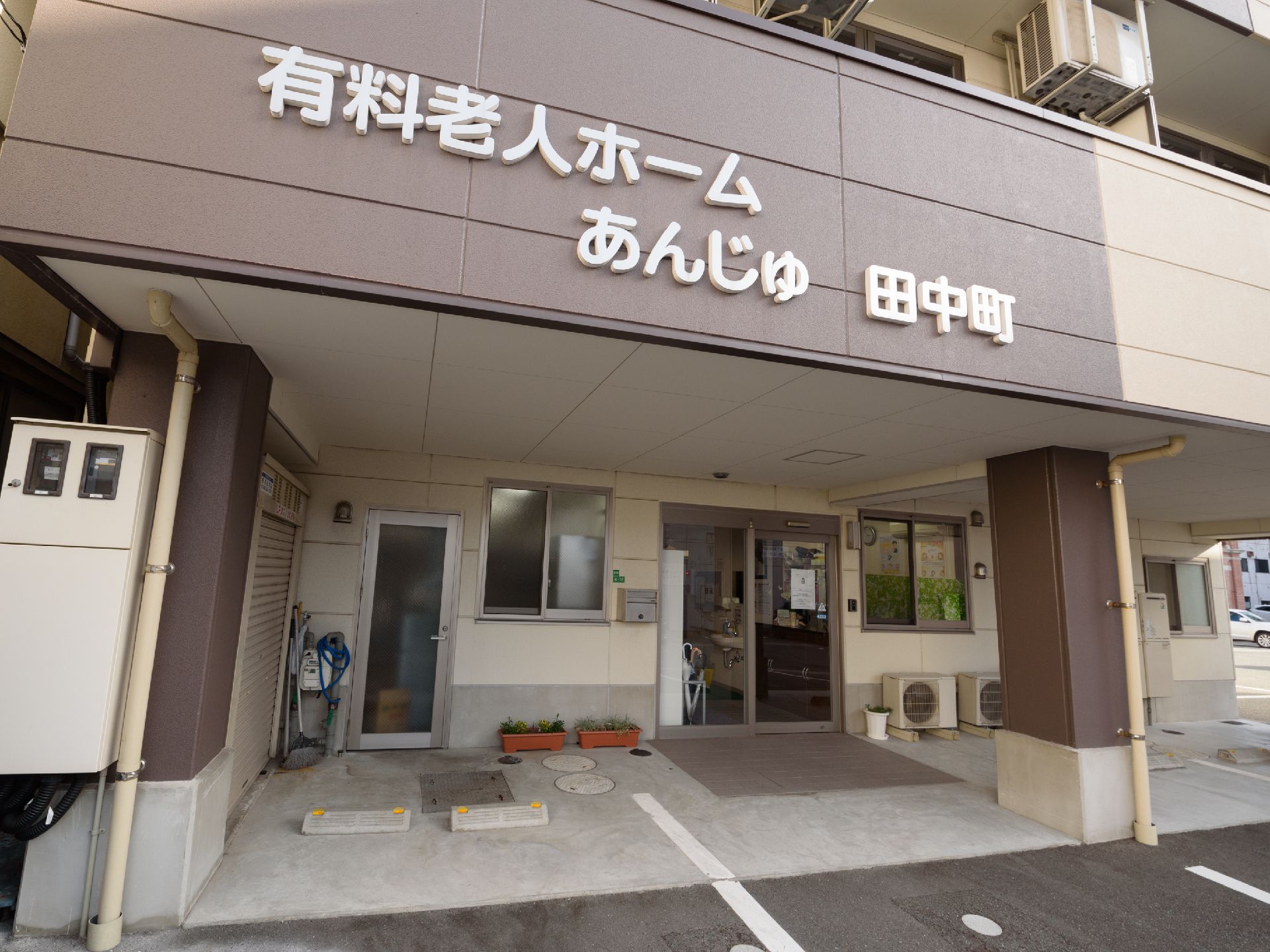 大きなひさしの下が、アプローチと駐車スペースになっている玄関前