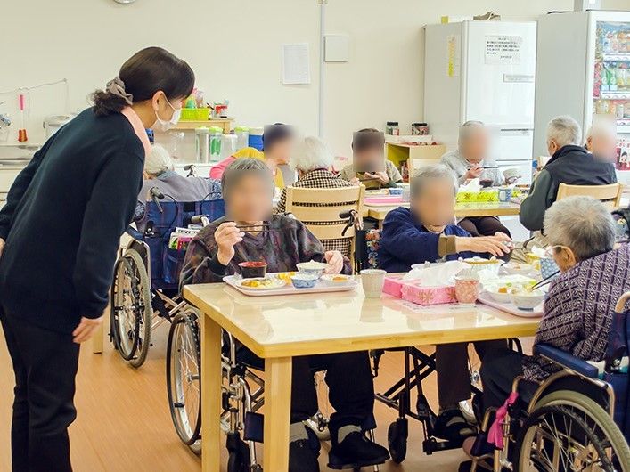 壁には棚が用意されており、ポットといった食事に必要なものが置いてある。自動販売機や冷蔵庫が壁際に設置されている。