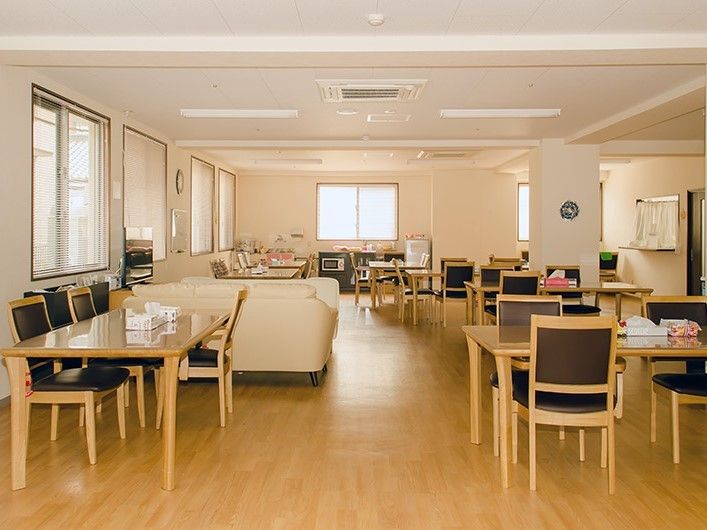 リビングは、レクリエーションや食事の際に入居者様に集っていただくにぎやかな場所である。施設内で一番人気がある。