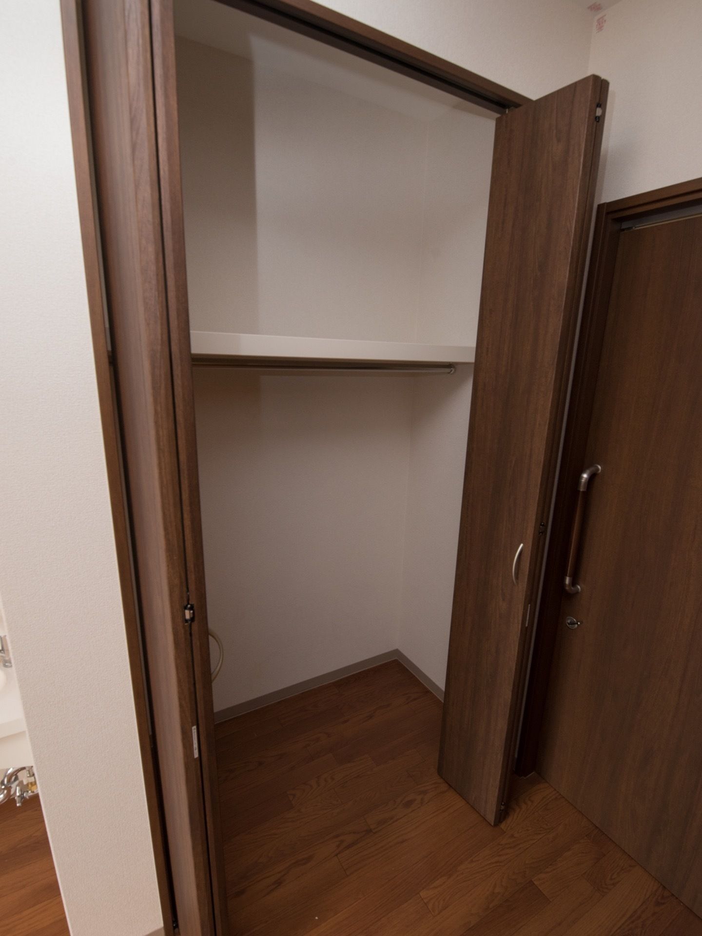 居室に備わっている両扉式のクローゼット。材質と色は玄関の扉と同じものである。下の段にはハンガーポールが付いていて便利である。