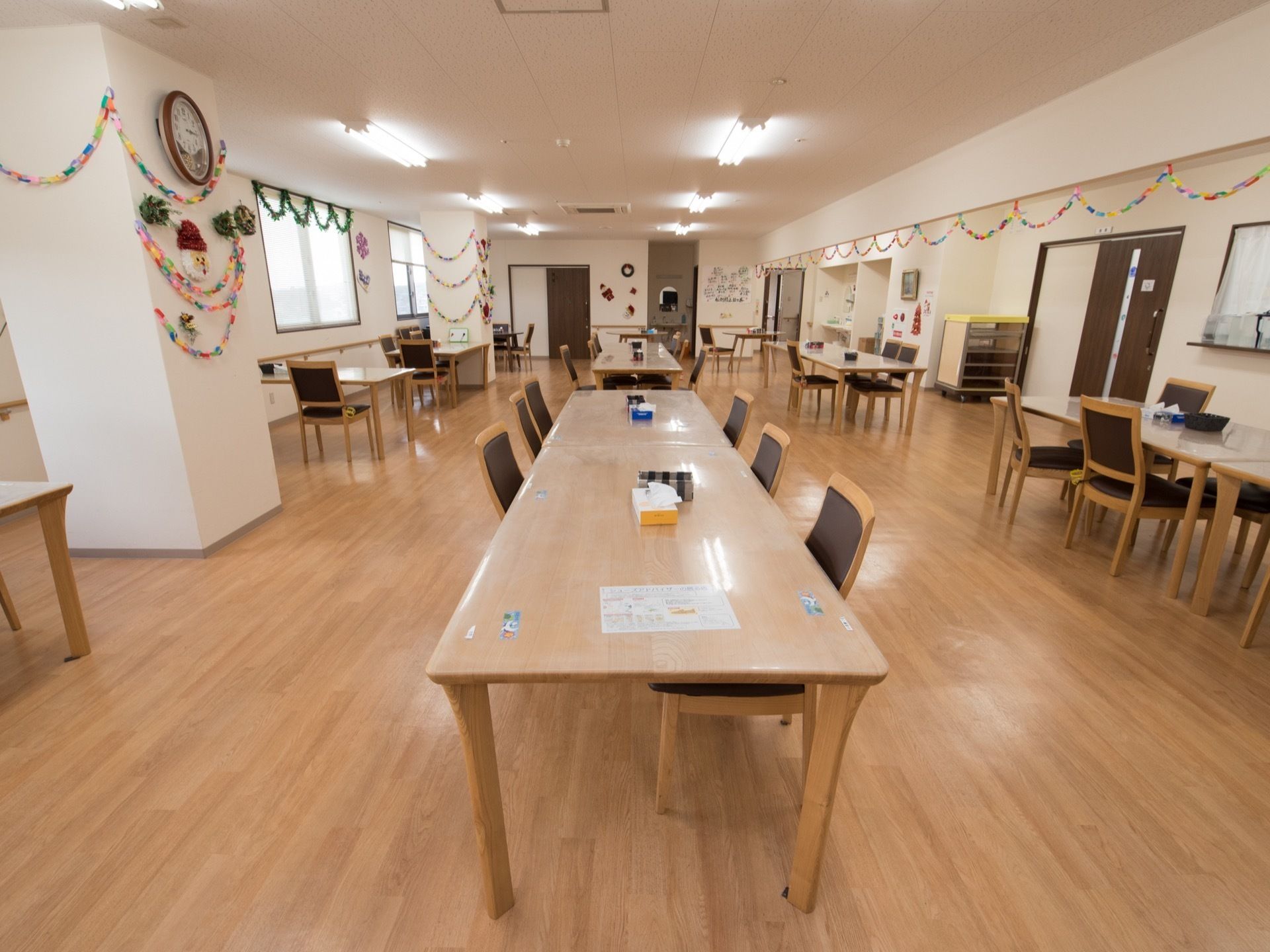 広々と見通しのよい食堂では、入居者様同士やスタッフと常にコミュニケーションが図れる。作り立てのお食事が食べられるのも利点である。