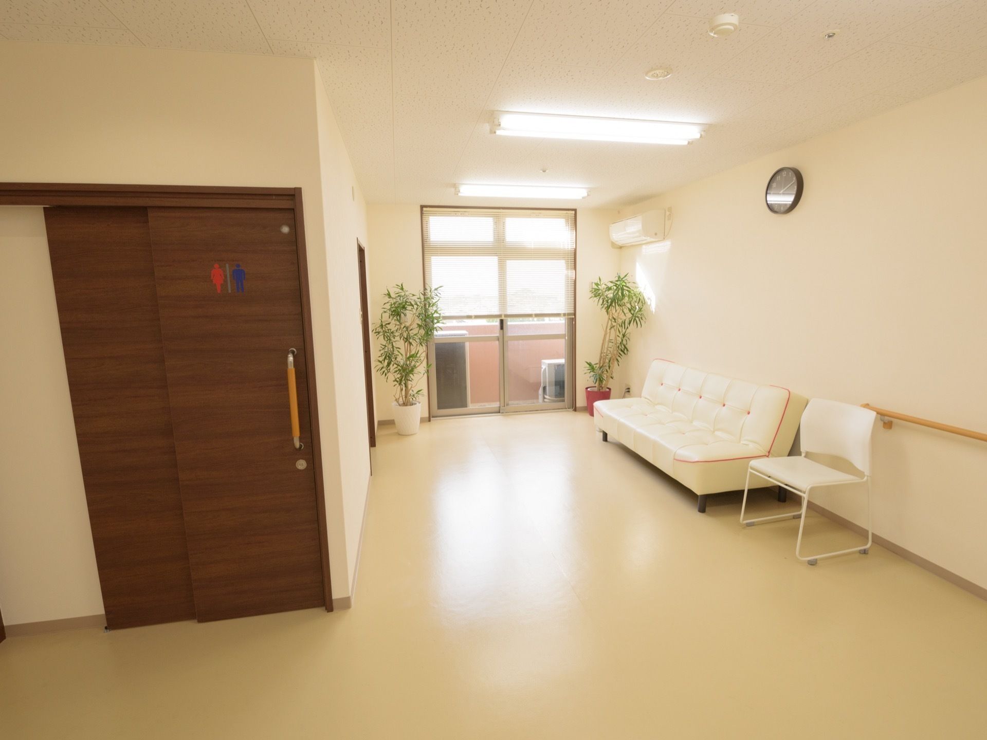 お手洗いが近くにあり、ドアがスライド式なので利用しやすい。ベランダも近いので光が差し込んできて、明るい印象を持たせる。