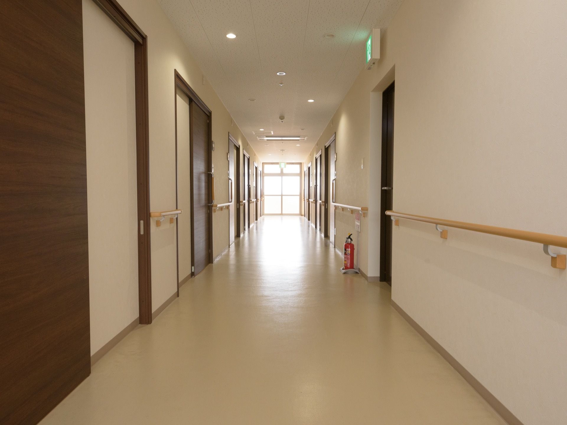 奥行きがあり、手すりや部屋数が多い。中は明るく足元も確認しやすい。車椅子でも安心して通れる。消火器が設置されている。