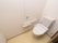 壁は白色で清潔感があり、とても綺麗なトイレである。手すりや呼び出しボタンがある。温水洗浄機能のついた便座である。