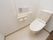 全ての居室には個室タイプのトイレが備え付けられており、完全にプライバシーが守られる中で用を足すことができる。