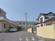 静かな住宅街に位置する施設外観