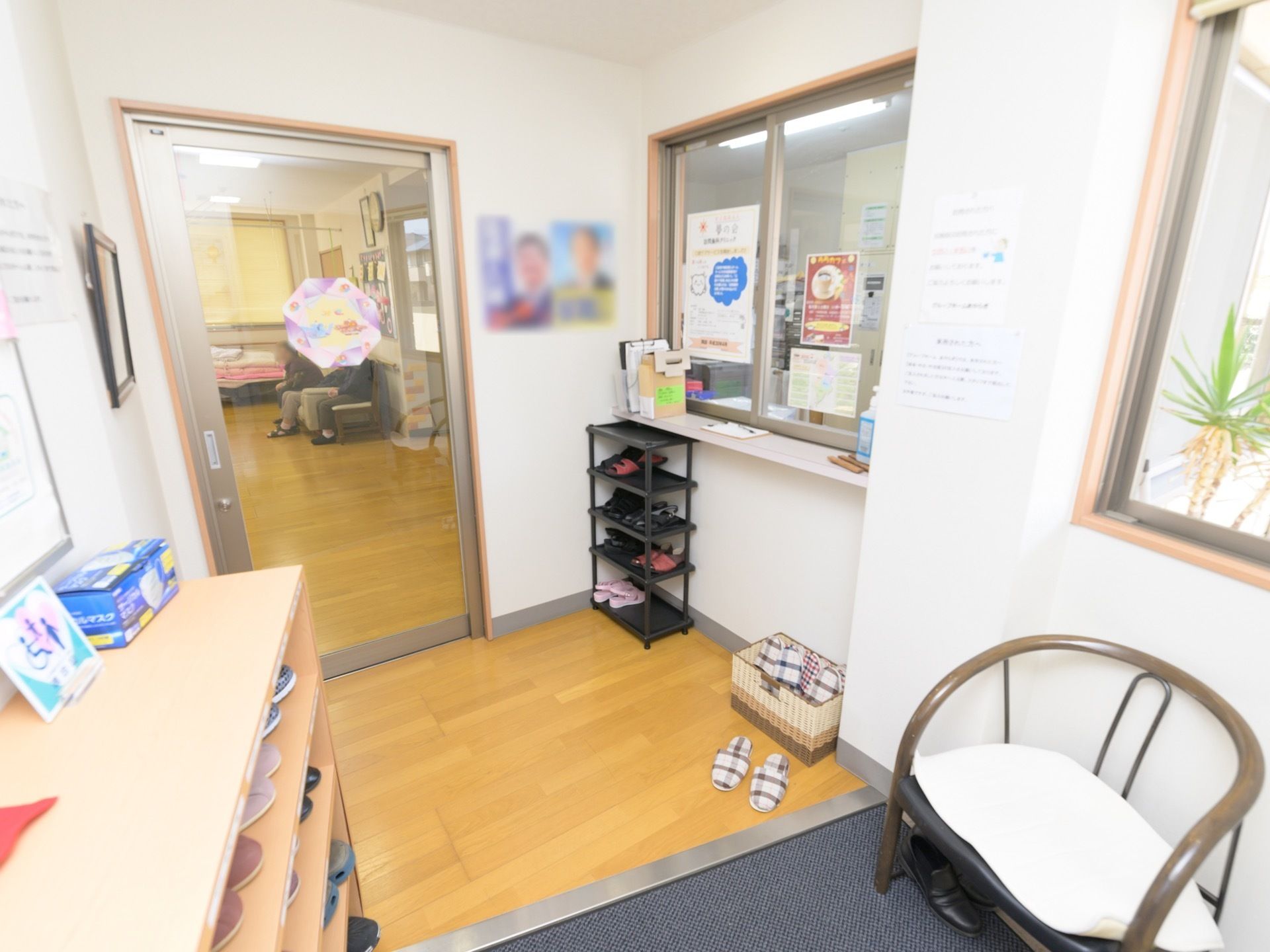 施設内に設置されている受付である。来訪者様用のスリッパが設置され、カウンターの上には来訪者様名簿や手指消毒剤が置かれている。