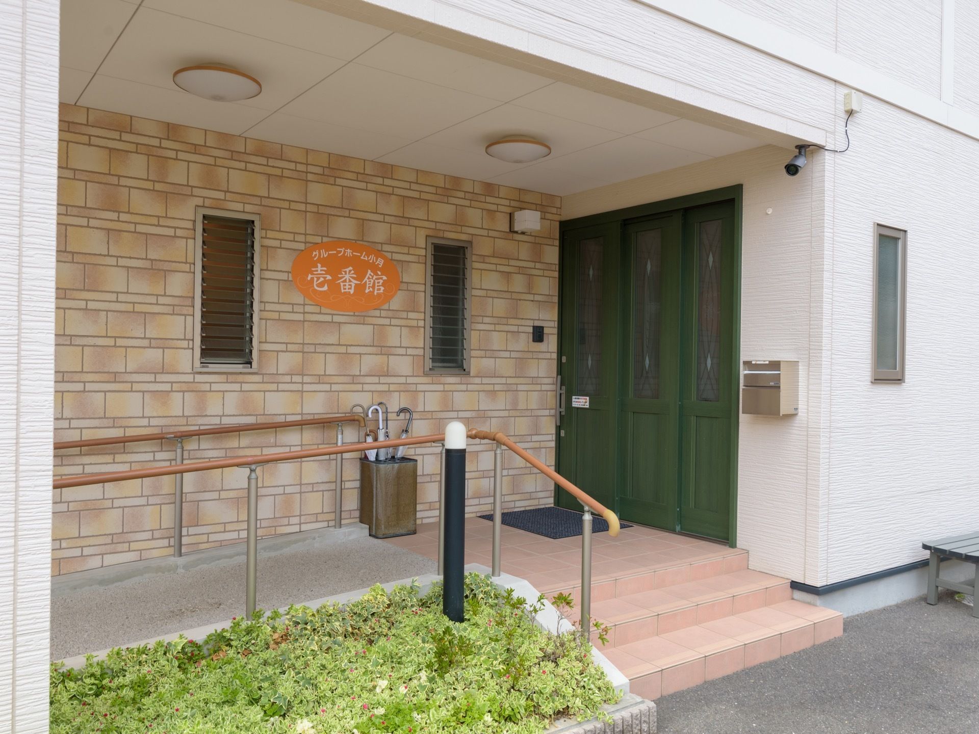 玄関には防犯カメラが設置されている。階段は段差が少なく、足腰への負担が少ない。スロープも完備されている。