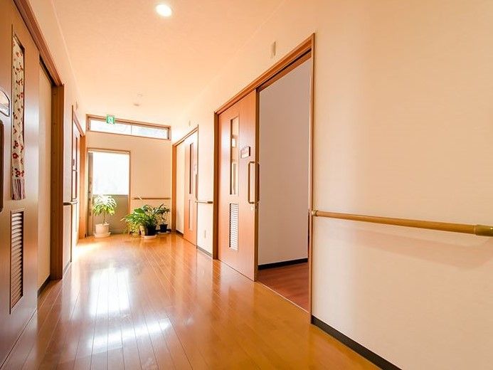 床や建具は木材を使用しており、気持ちのよい空間である。居室の扉は開口部が広く、車椅子をご利用の方もスムーズに入れる。
