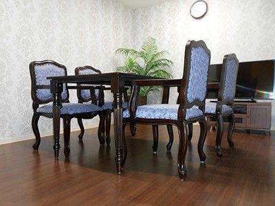 青色の座面と背もたれがついた椅子が置かれていて、洗練された印象の談話室