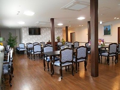 所々に茶色の柱が立っていて、それを避けるようにテーブルと椅子が並べられている食堂