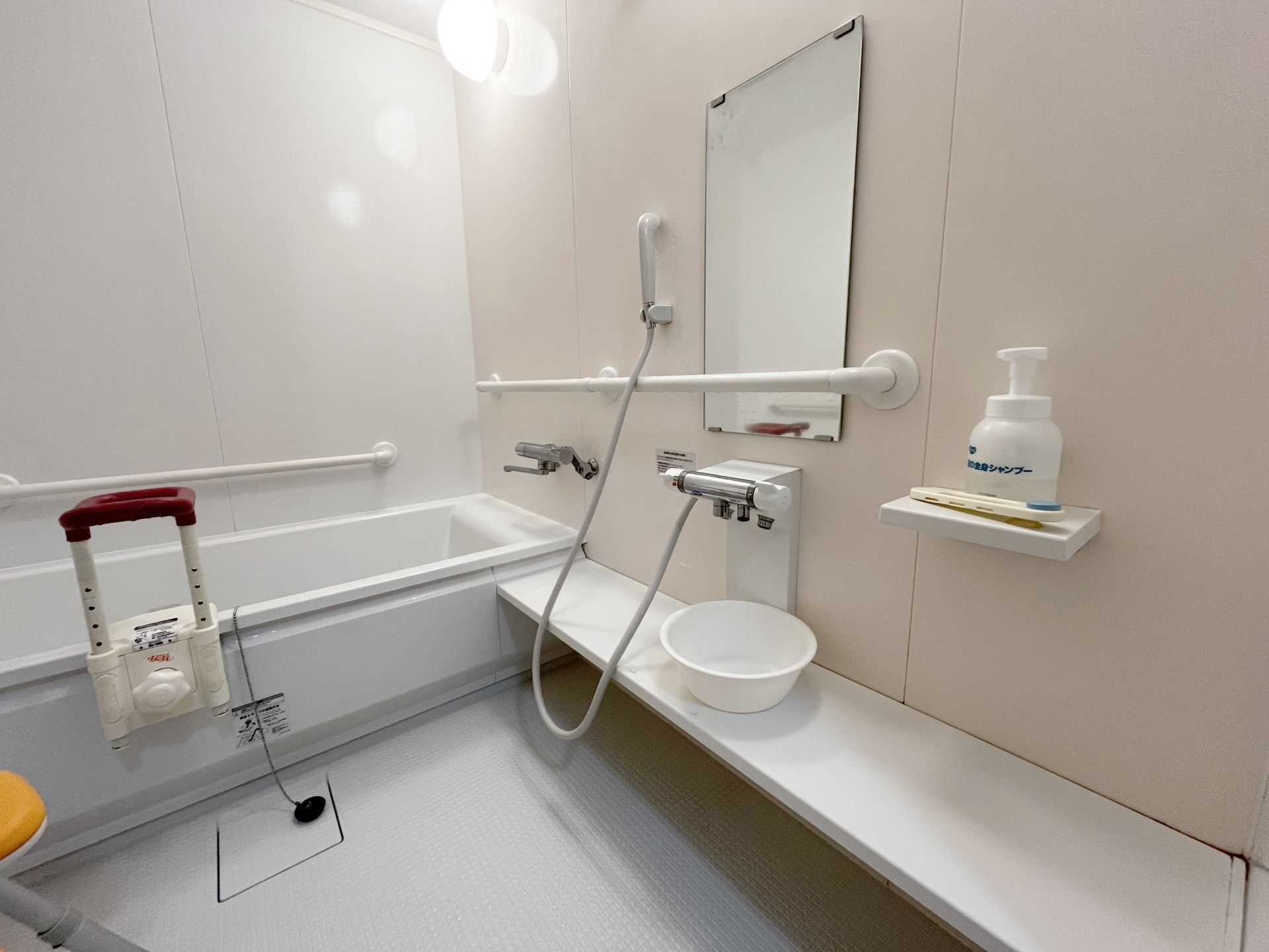 手すり付きの浴室